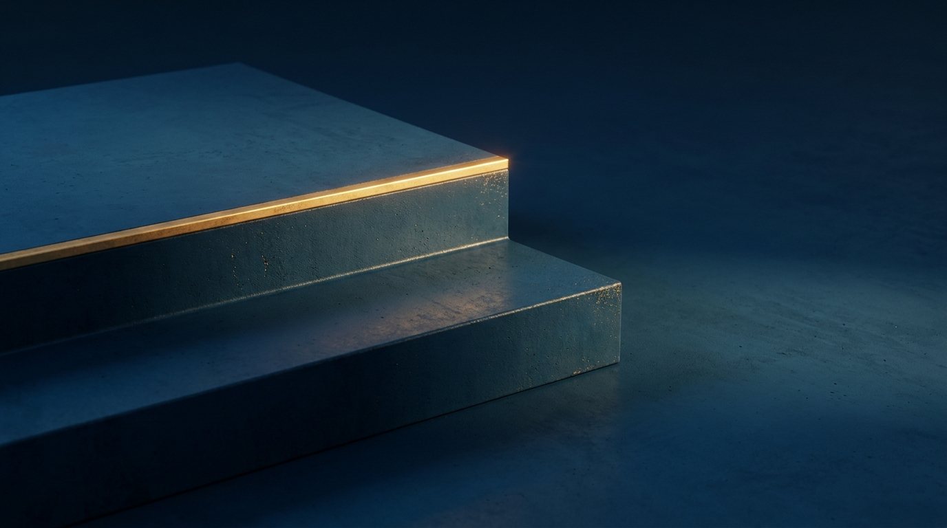 Zwei Betonstufen, die obere Kante golden beleuchtet